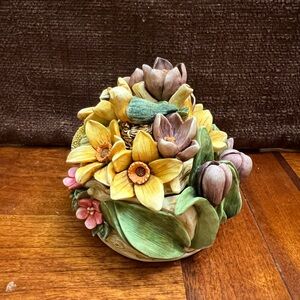 Harmony Garden 1999 Easter
Bouquet Sculpted Box with Hidden Display